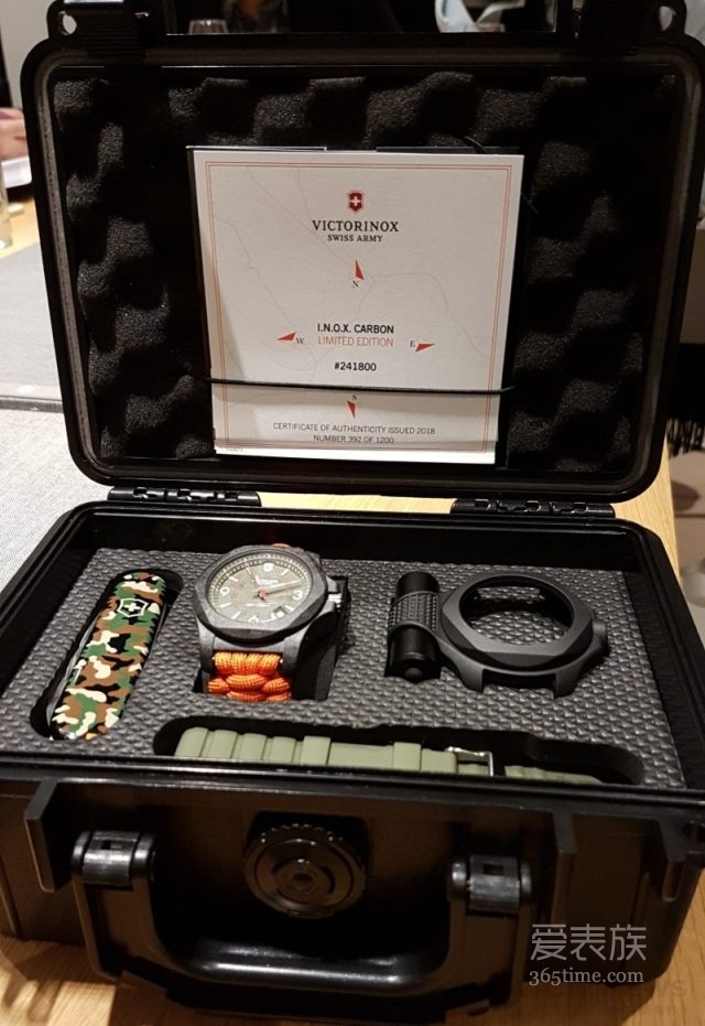 【2018巴塞爾鐘表展】強韌、奪目、輕巧：維氏Victorinox I.N.O.X. Carbon碳纖維限量版