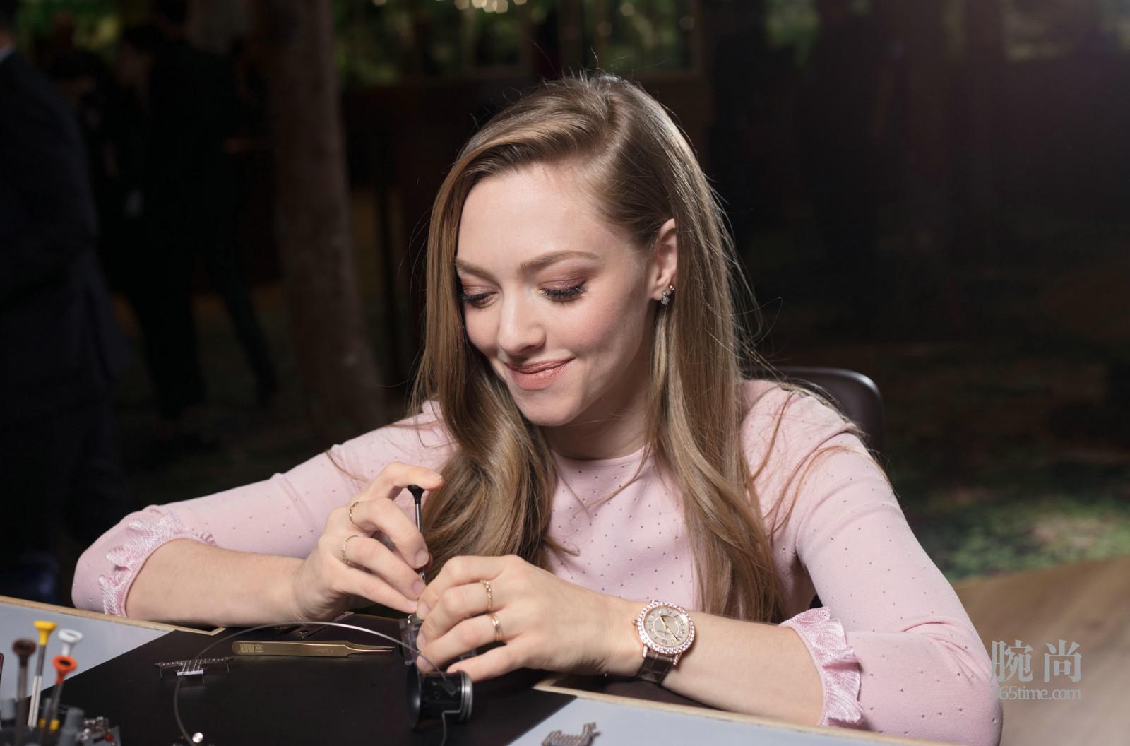 美國女演員阿曼達(dá)·塞弗里德（Amanda Seyfried）體驗積家制表工藝.jpg