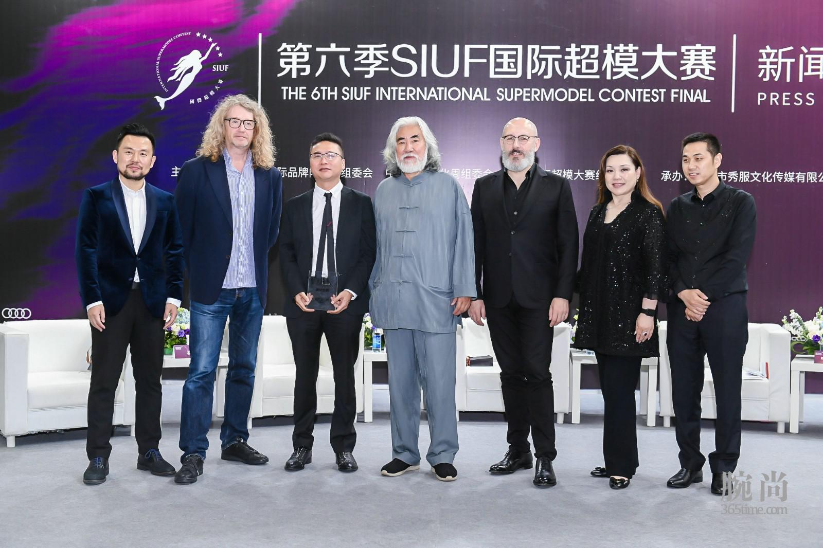 寶時(shí)捷表創(chuàng)始人兼董事長沙勝昔先生（左三）與Hamish Hamilton先生（左二）、Rene Celestin先生（左五）、張紀(jì)中先生（中）合影.JPG