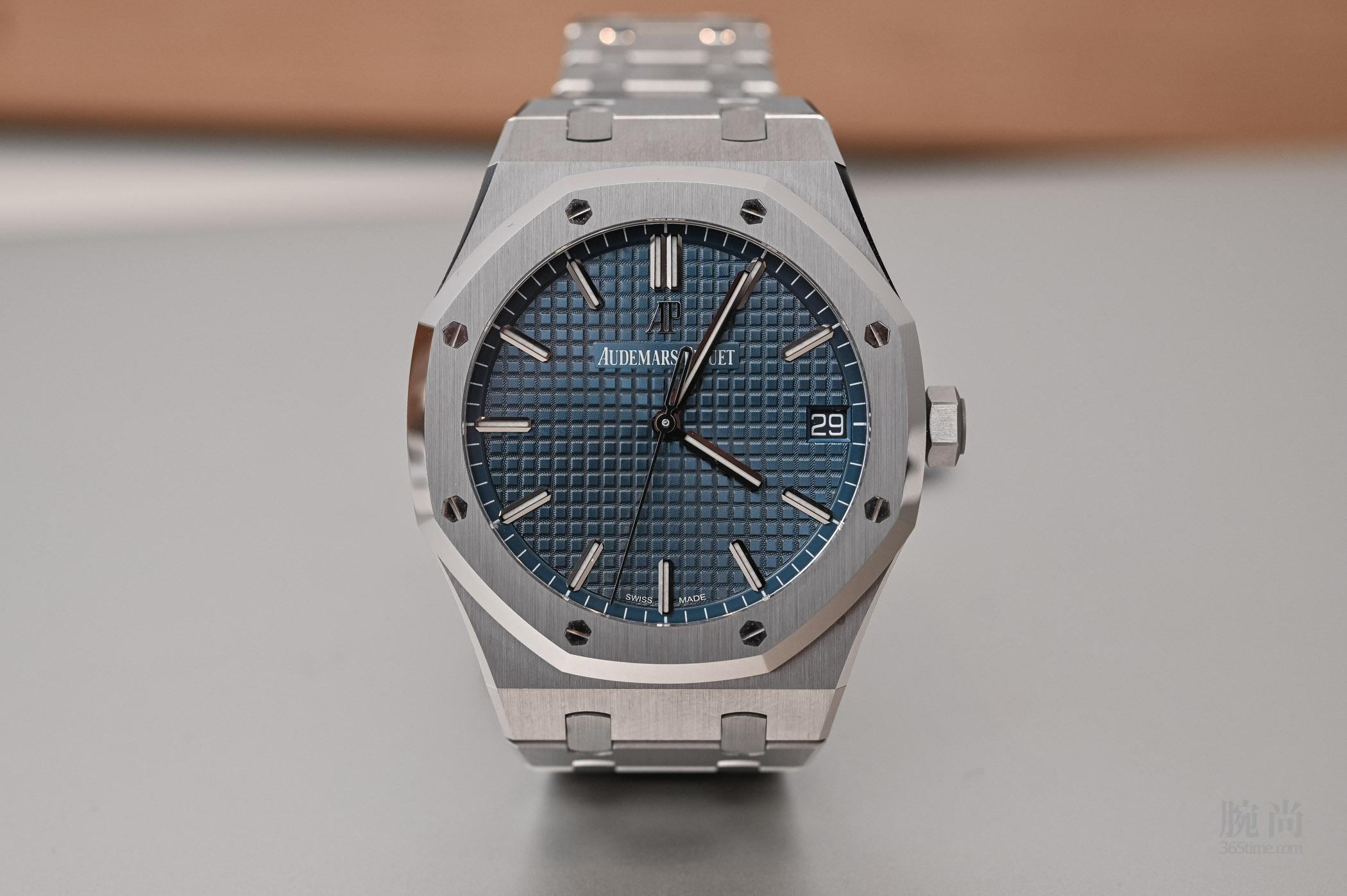 Audemars-Piguet-Royal-Oak-Selfwinding-41mm-15500ST-SIHH-2019-10.jpg