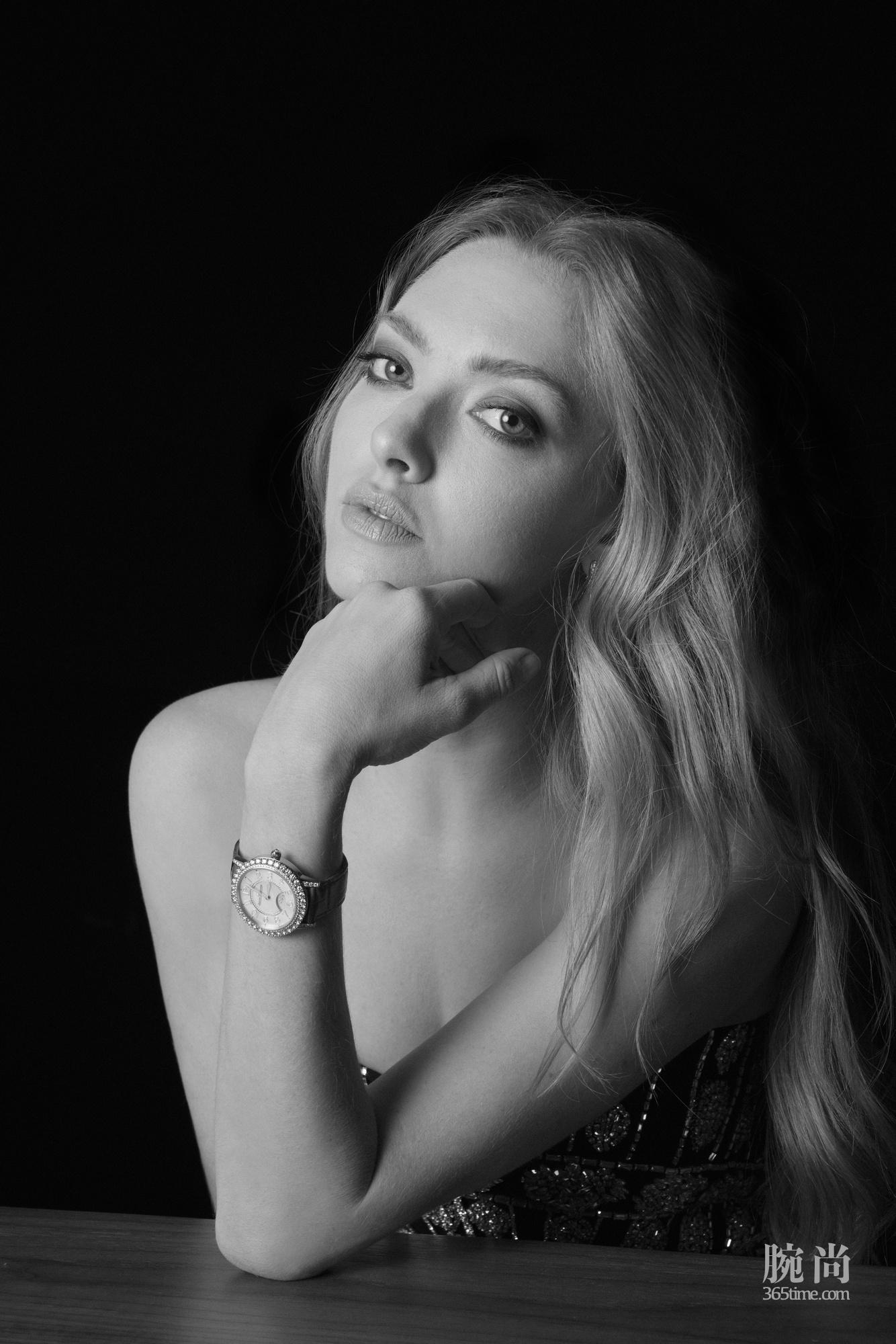 美國女演員阿曼達(dá)·塞弗里德（Amanda Seyfried）佩戴積家DAZZLING RENDEZ-VOUS MOON 約會(huì)系列珠寶腕表全鑲鉆款1.jpeg