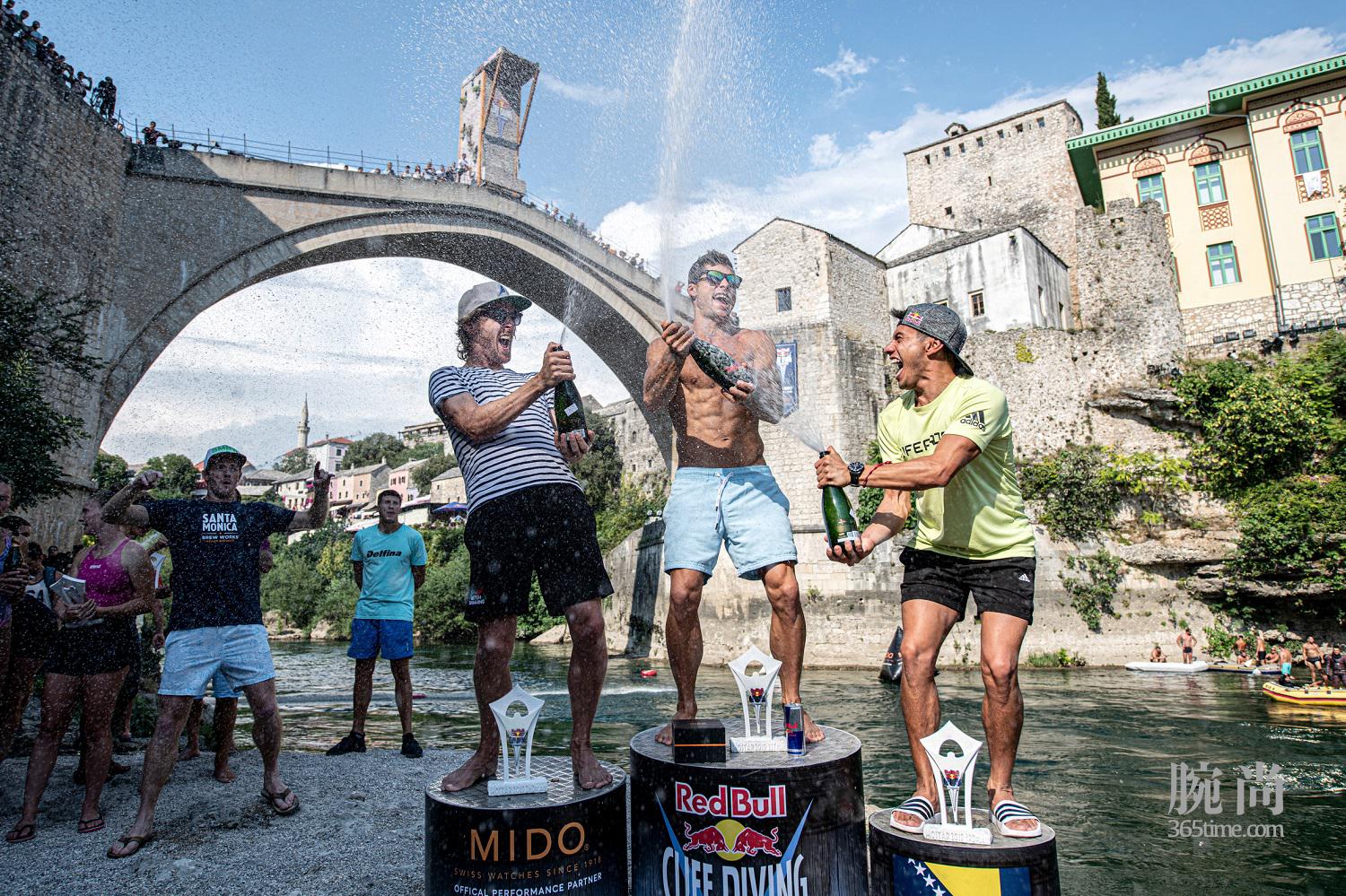 1. Red Bull Cliff Diving 懸崖跳水全球系列賽相關(guān)圖片1（特此聲明：本圖片版權(quán)歸Red Bull所有）.jpg