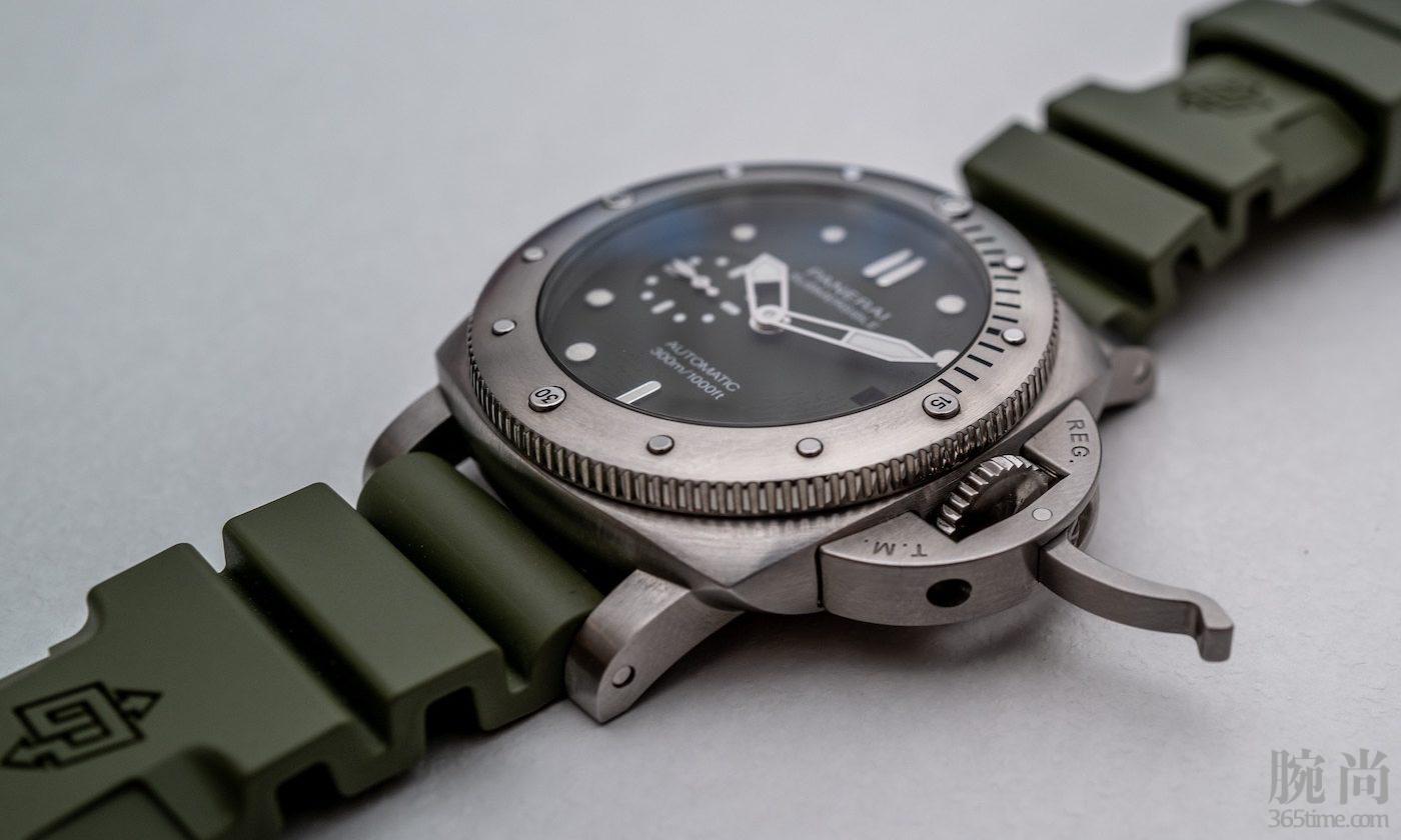 Panerai-Submersible-Verde-Militare-42mm-PAM01055-10-e1572914100115.jpg