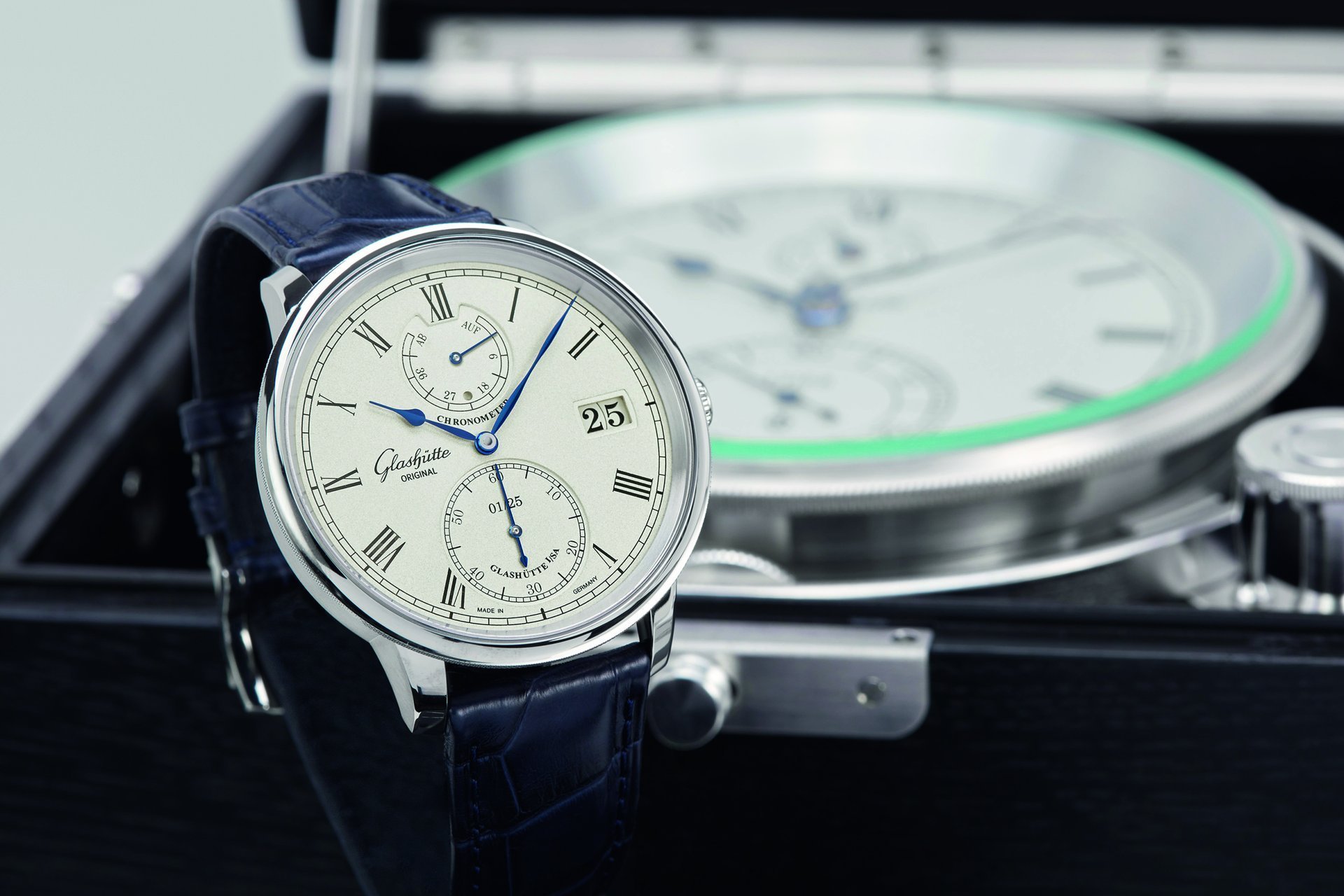 2f279fbb-glashütte-original_1-58-03-01-04-30_senator_chronometer_white_gold__mood_4_rgb.jpg