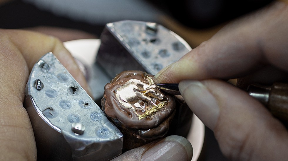 Jaquet Droz_Petite-Heure-Minute-Relief-Buffalo_J005023295_Workshop_02.jpg