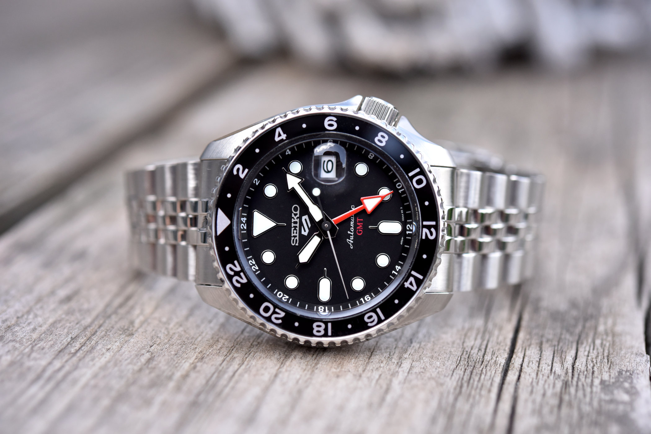 Seiko-5-Sports-Style-GMT-SSK001K1-SSK003K1-SSK005K1-2.jpeg