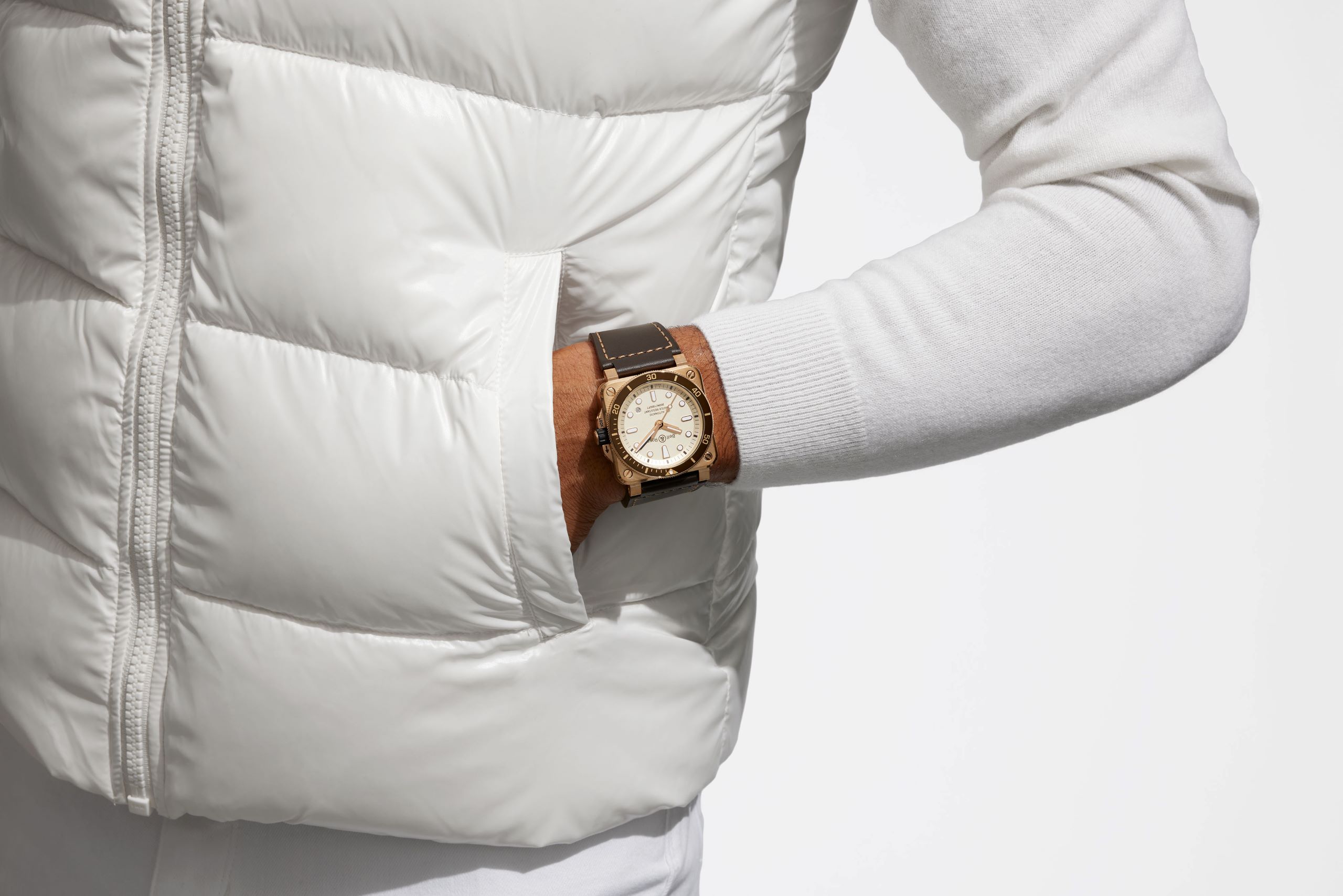 M50_BR-03-diver-white-bronze-porte.jpeg