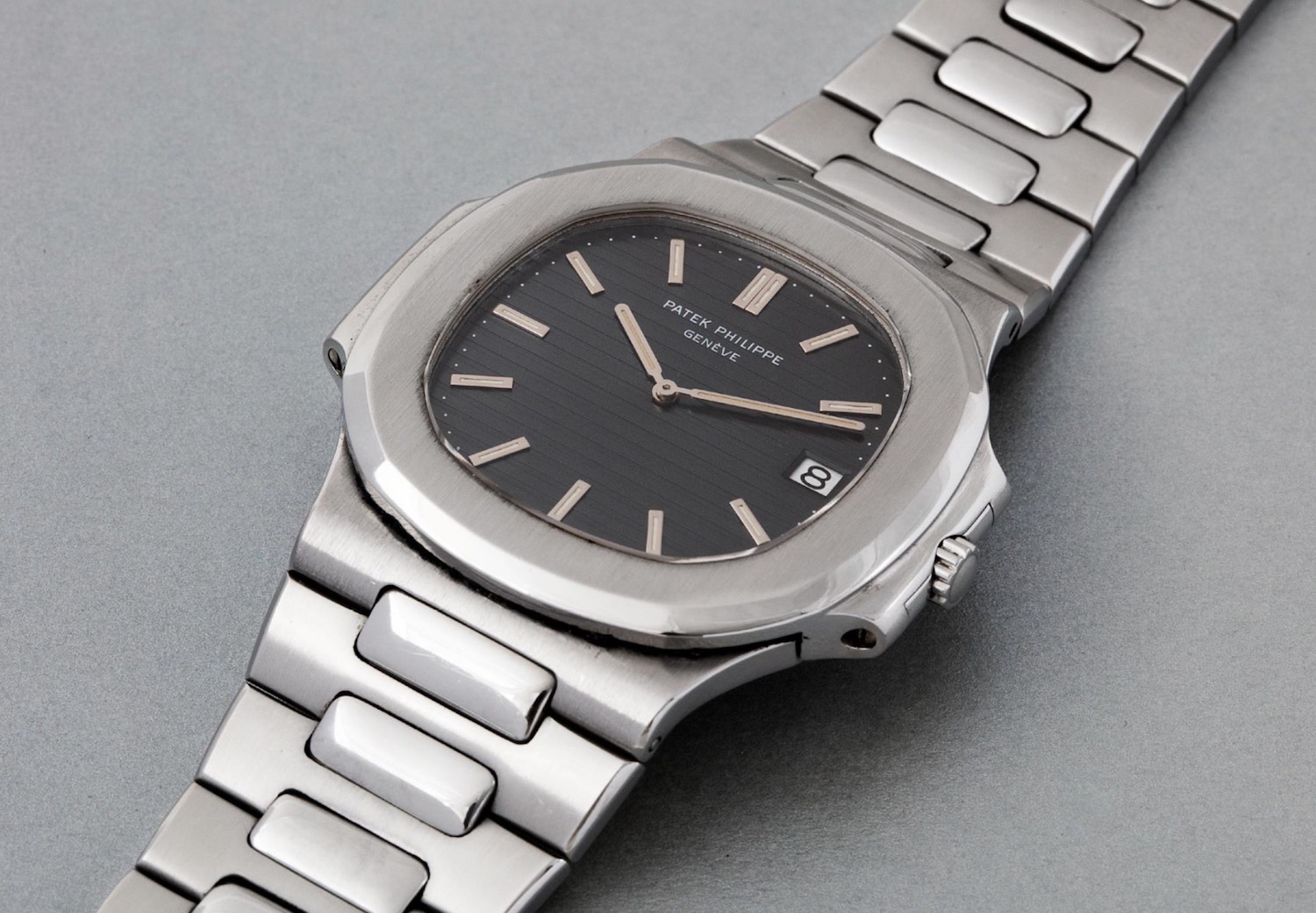 Patek-Philippe-Nautilus-3700-steel-1976-2-1.jpg