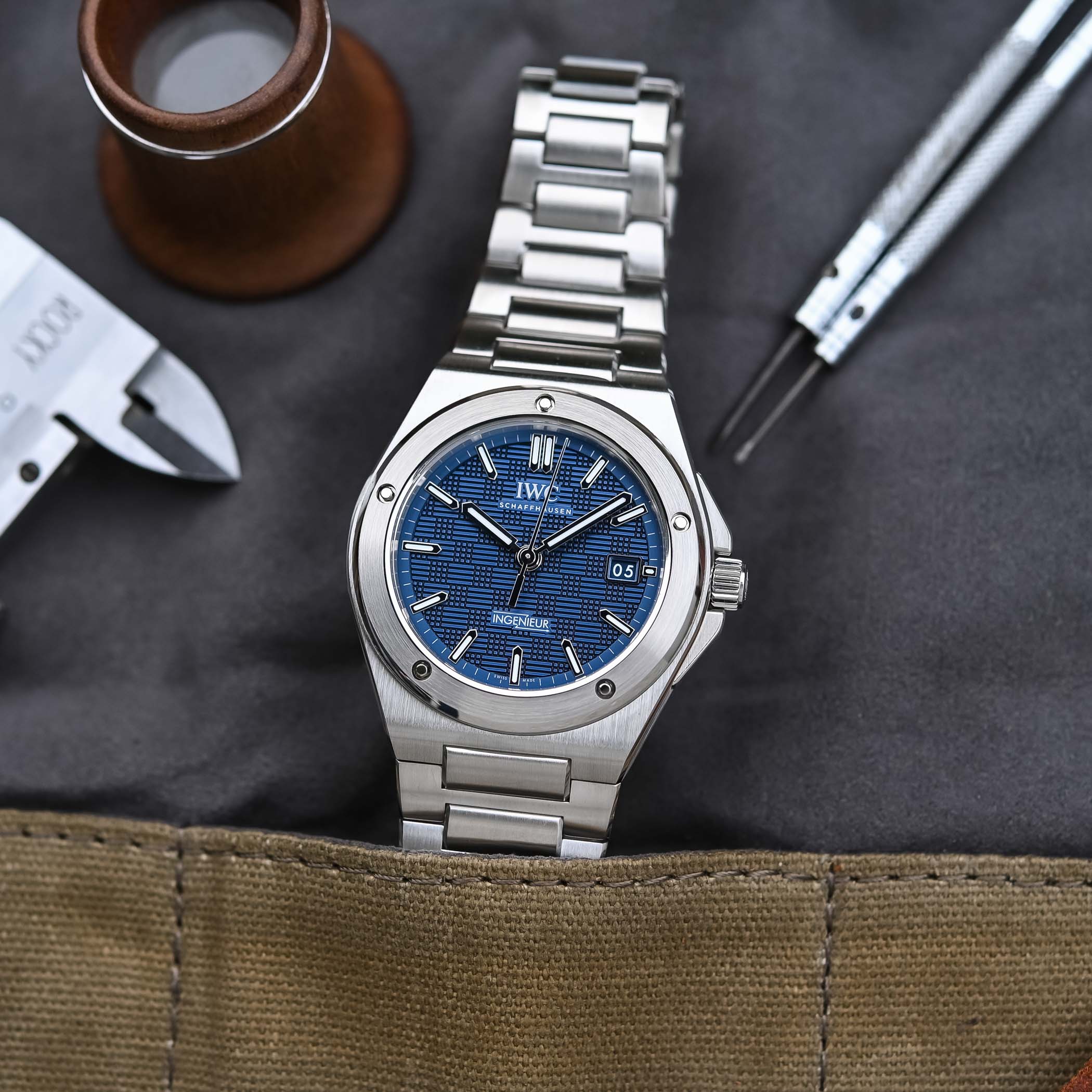 IWC-Ingenieur-Automatic-40-Blue-Dial-IW328907-luxury-sports-watch-genta-integrated-bracelet-review-4.jpg