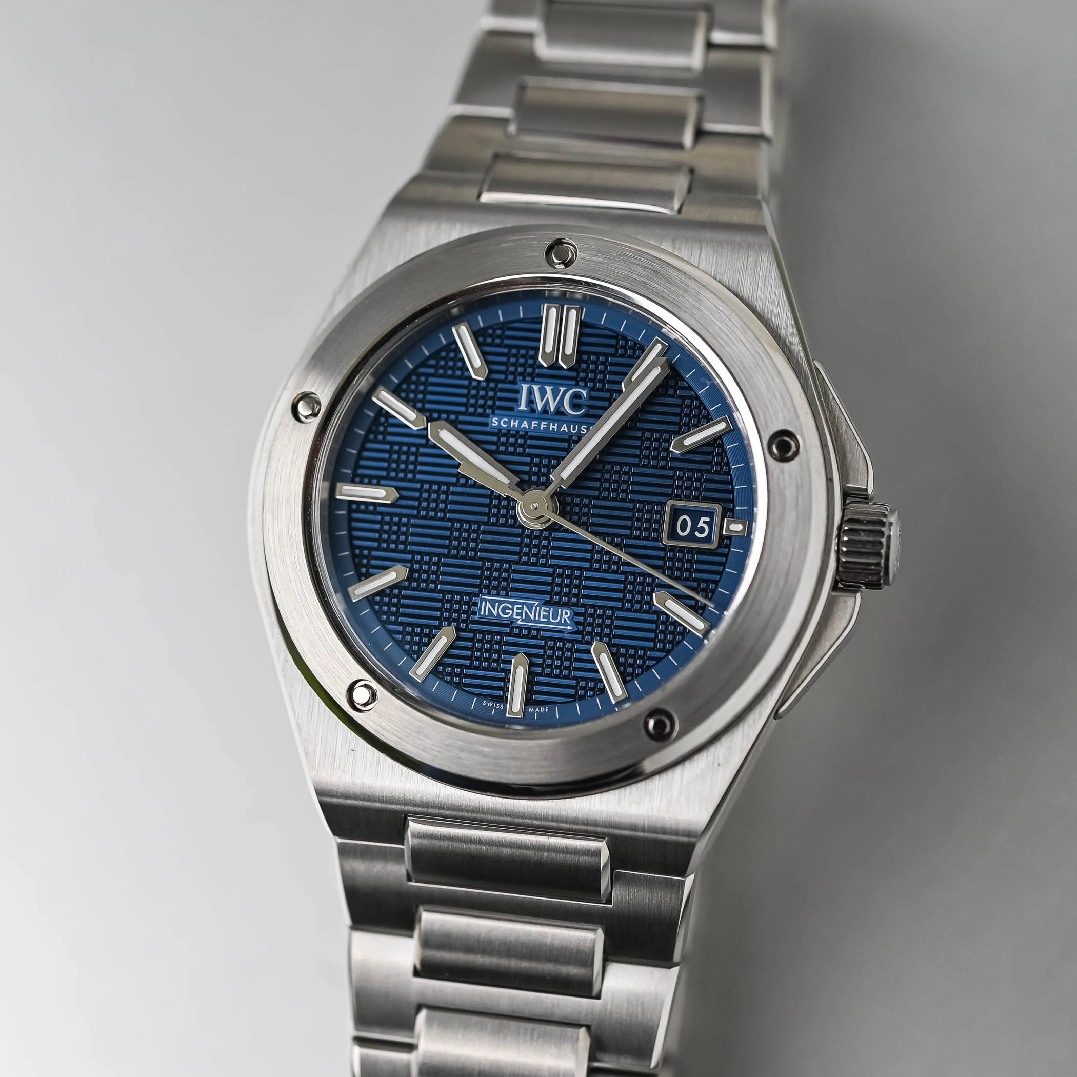IWC-Ingenieur-Automatic-40-Blue-Dial-IW328907-luxury-sports-watch-genta-integrated-bracelet-review-14.jpg
