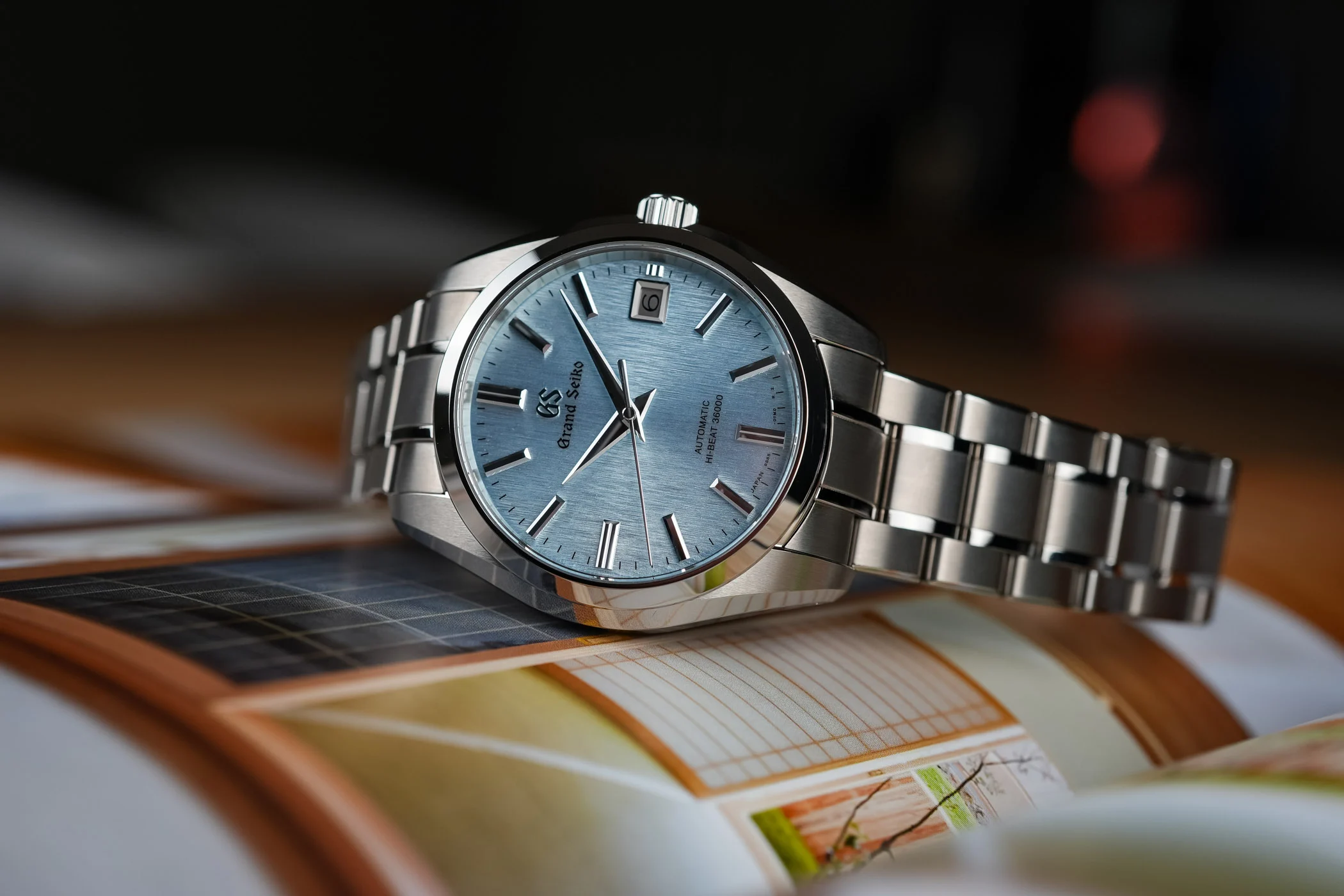 冠藍獅?Grand Seiko“冰瀑布”回歸， 40 毫米鈦金屬+冰藍色表盤的組合