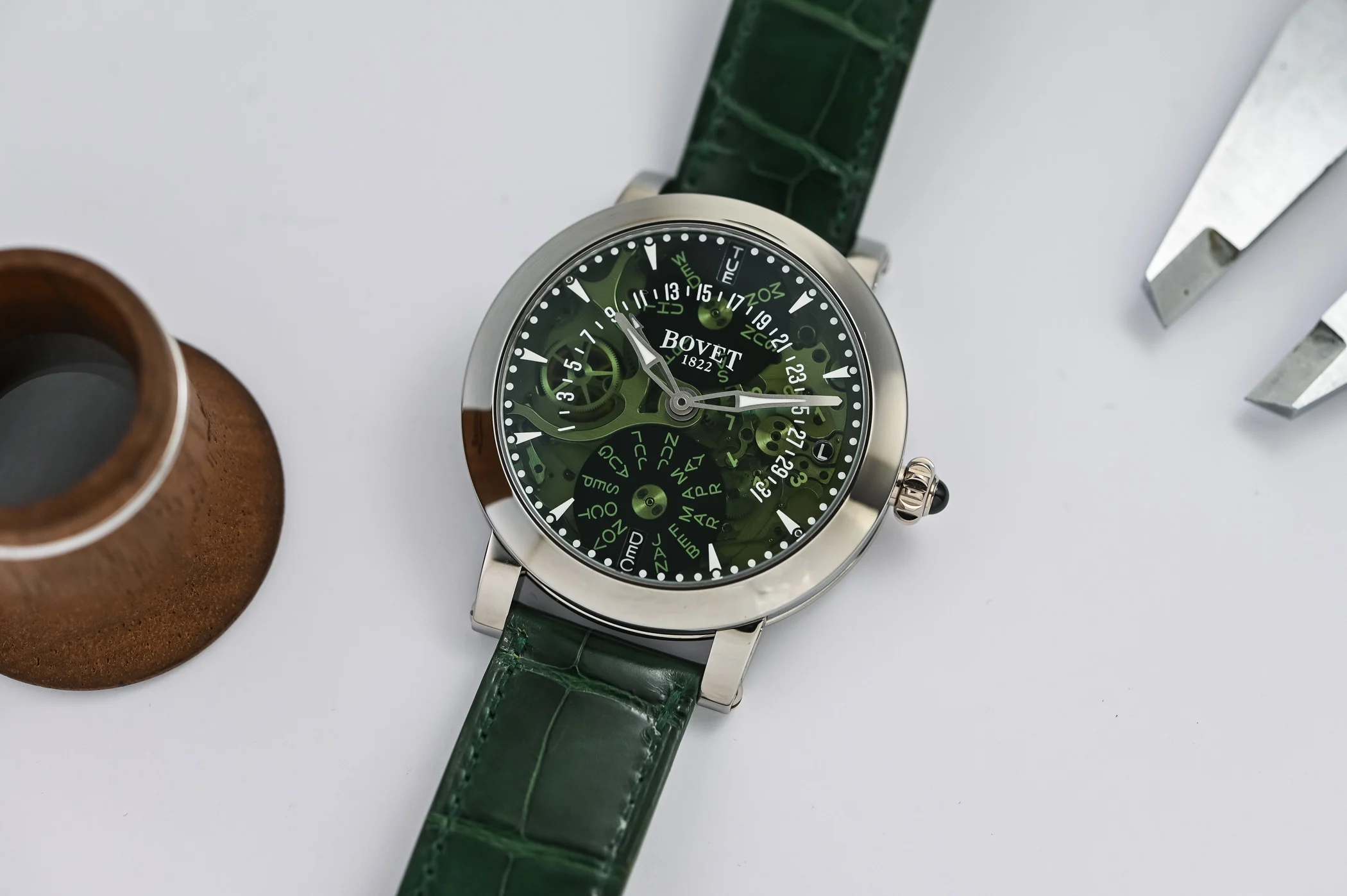 少見的藍(lán)寶石表盤，全新Bovet 播威Récital 21 逆跳萬年歷腕表