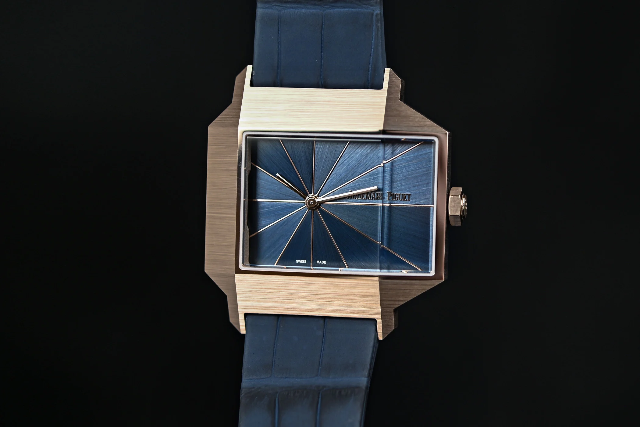 Audemars-Piguet-ReMaster02-Selfwinding-Sand-Gold-15240SG-asymmetrical-reissue-5159BA-review-video-10.jpg