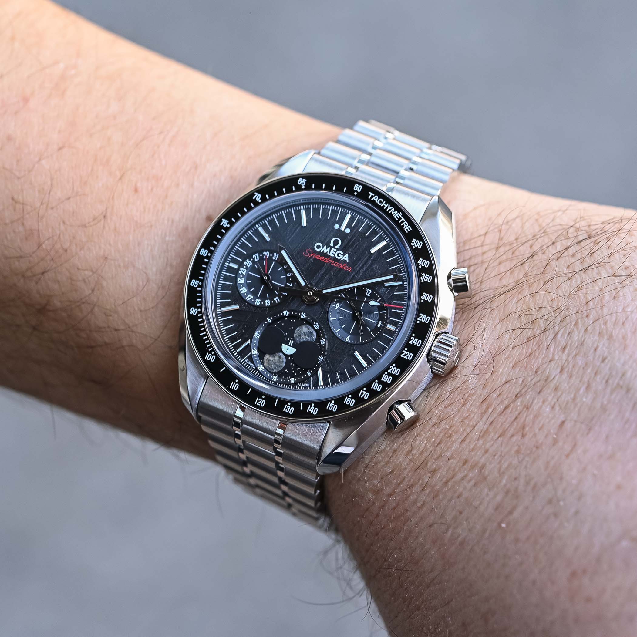 Omega-Speedmaster-Moonphase-Meteorite-43mm-hand-wound-2025-review-14.jpg