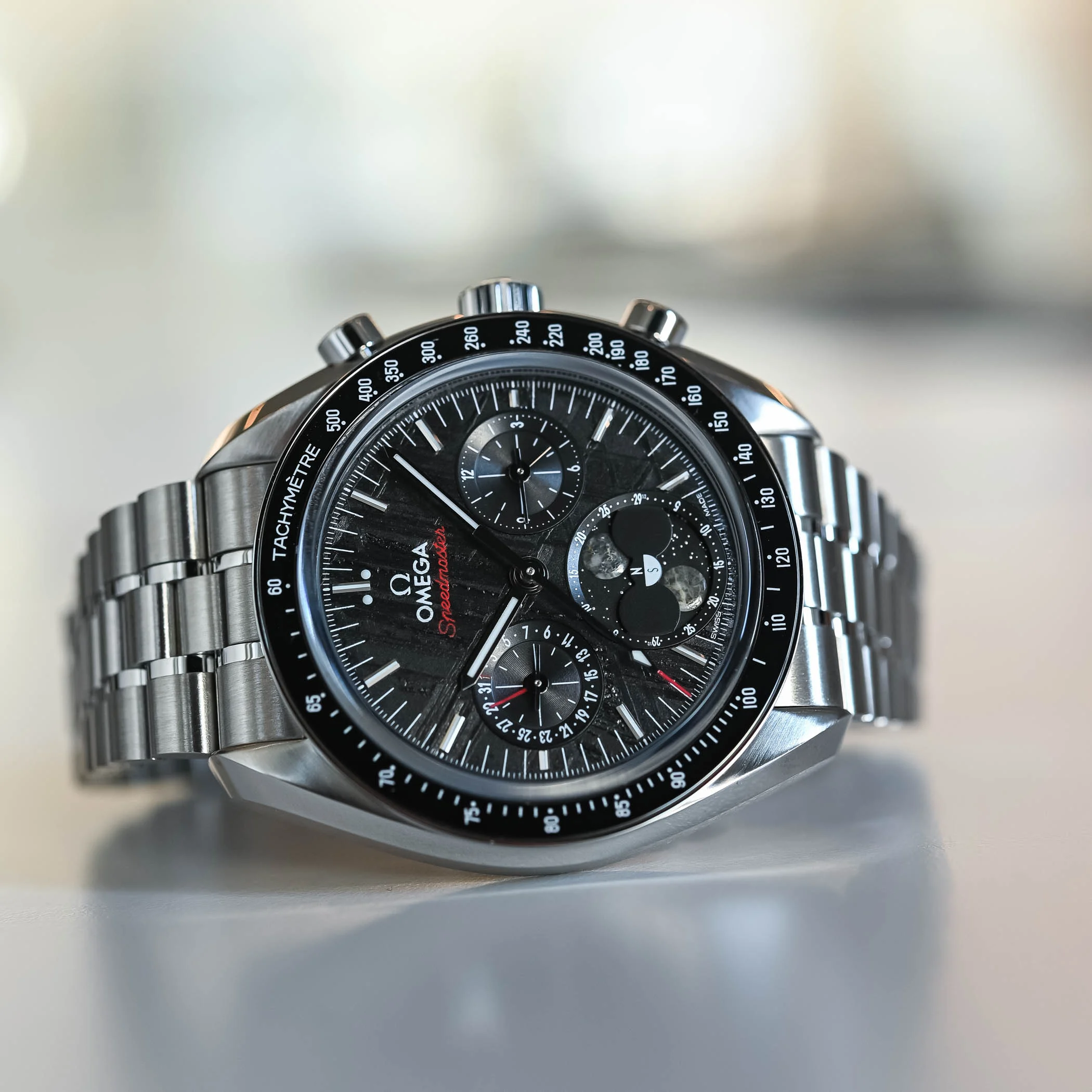 Omega-Speedmaster-Moonphase-Meteorite-43mm-hand-wound-2025-review-10.jpg