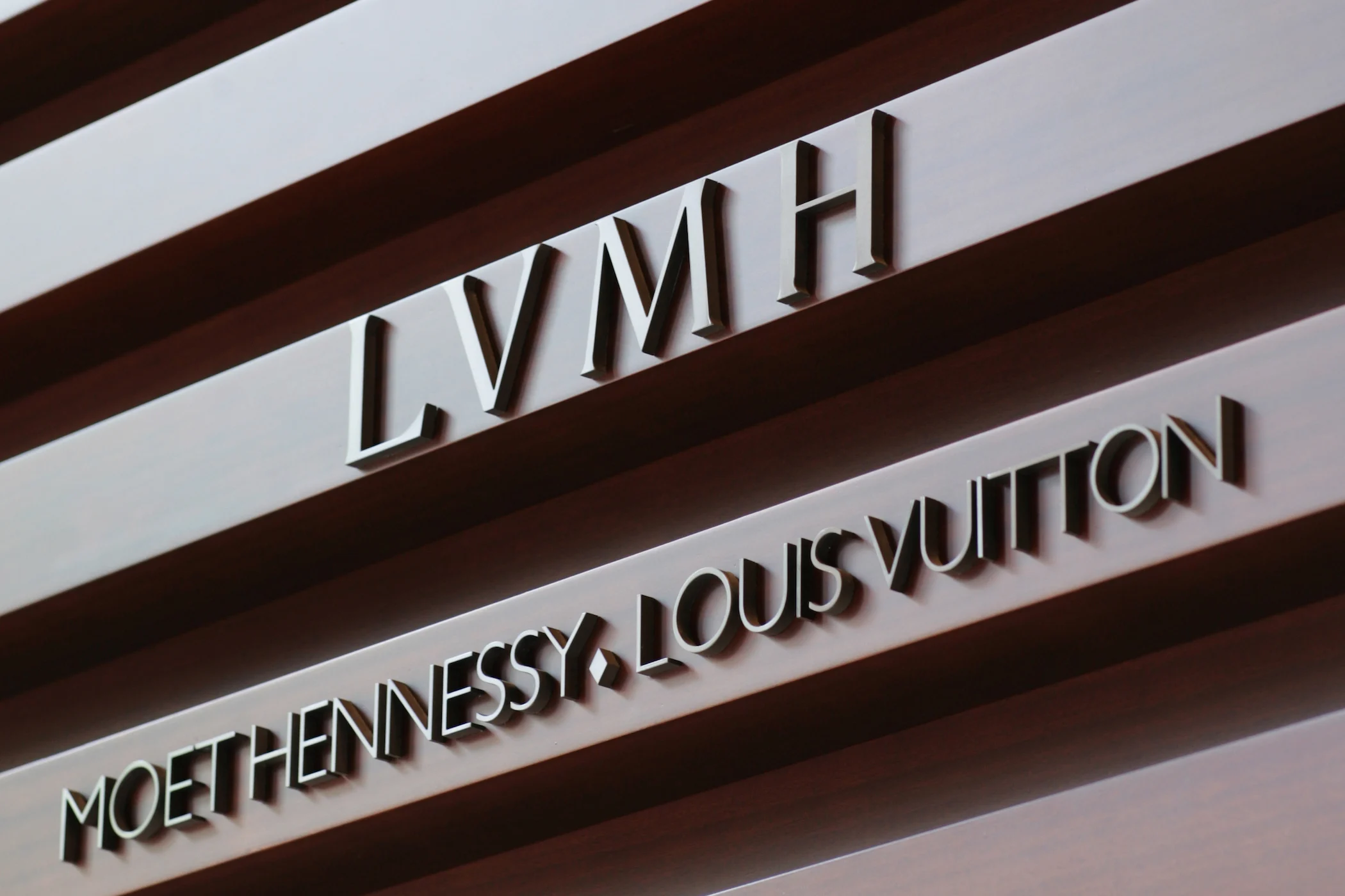 【行業動向】LVMH 在充滿挑戰的經濟環境中實現 2024 年有機增長，奢侈品行業翻身在望？