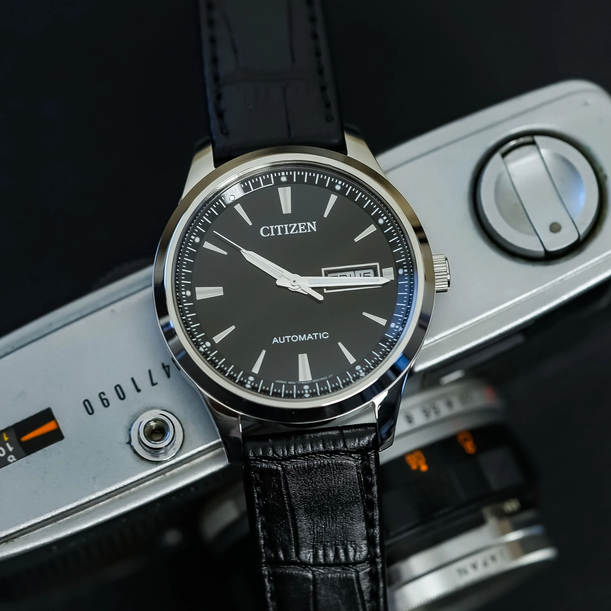 Citizen-Mechanical-Day-Date-NY4058-review-affordable-automatic-watch-entry-level-10.jpg