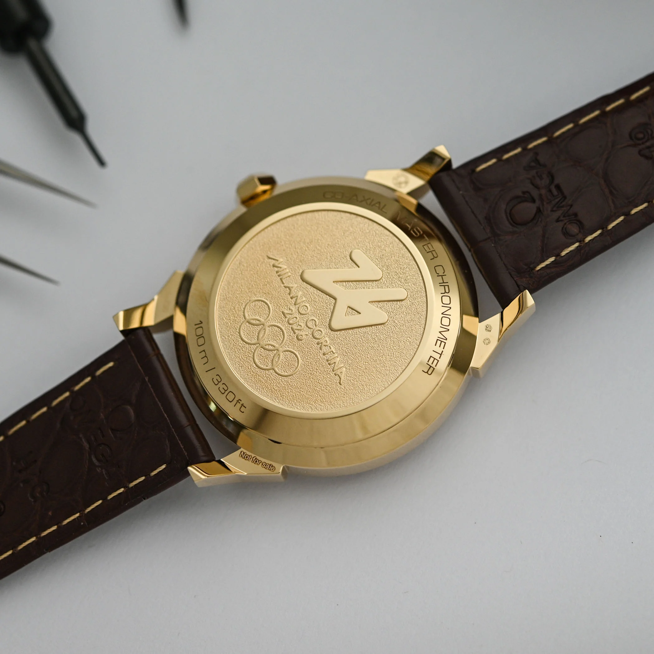 Omega-Seamaster-37mm-Milano-Cortina-2026-18k-Moonshine-Gold-White-Grand-Feu-enamel-9.jpg